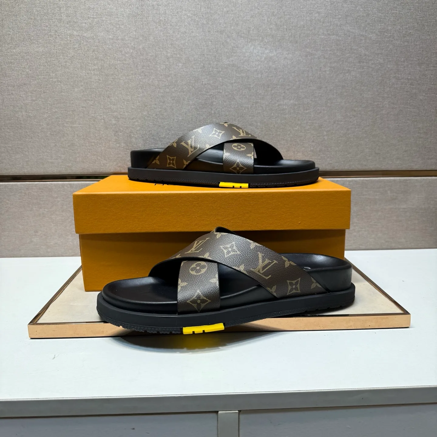 Men's men's shoes 💰pp420 [LV～] Men's casual slippers 2025z cabinet sales simultaneously 🔶Size: 38-44#️⃣ 🔷2 colors🔜The upper is made of multi-material splicing➕Cow leather lining, comfortable and breathable, sole: original comfortable, wear-resistant and non-slip outsole, ⚠️Real shot📱Photographed🎬The real thing is better📢📢📢
